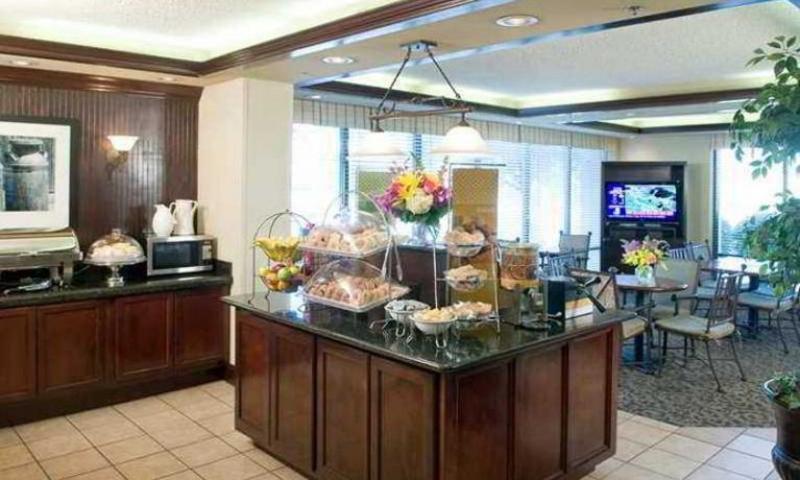 แฮมป์ตัน อินน์ แบตัน รูจ-ไอ-10 แอนด์ คอลเลจ ไดรฟ์ บาตันรูช ร้านอาหาร รูปภาพ